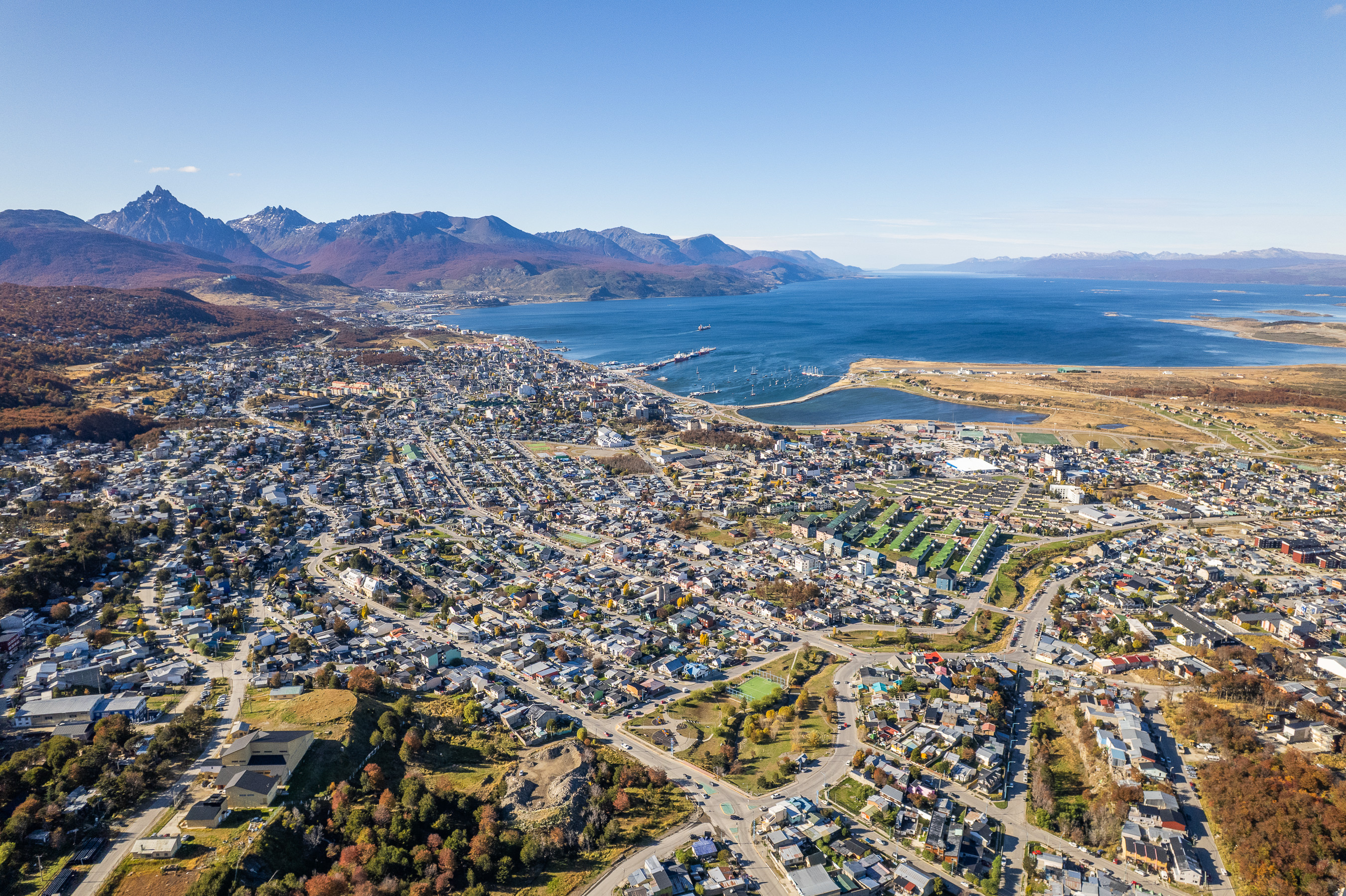 Vista aérea de Ushuaia, canal Beagle y cordillera